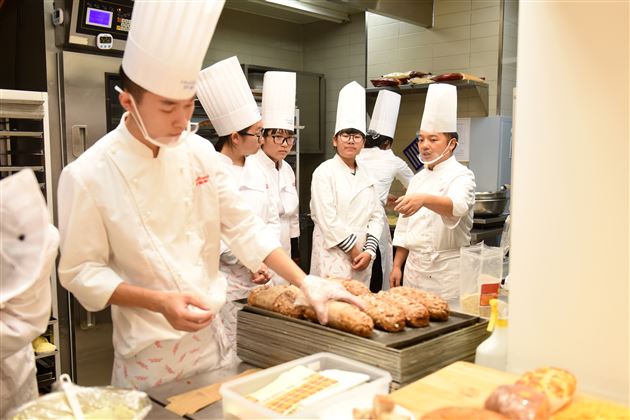 做一天“经理” 悟一回商道——记棠外 “商社”社团实践课程