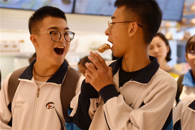 做一天“经理” 悟一回商道——记棠外 “商社”社团实践课程