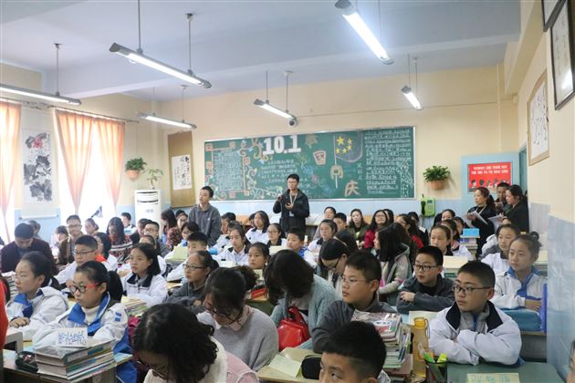 示范上“修身” 借班也精彩