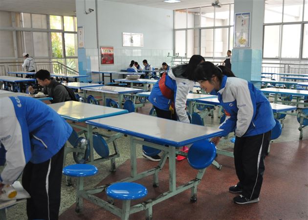 勇于担当 乐于奉献——记棠外初2017级6班校内社会实践活动