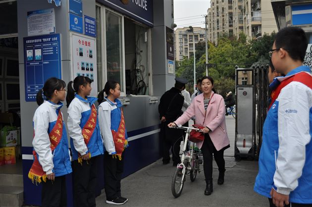 勇于担当 乐于奉献——记棠外初2017级6班校内社会实践活动