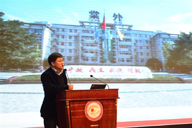 摄影大咖齐聚年会讨论摄影教育 棠外教师影赛获奖彰显艺术底蕴——2017年四川省教育学会摄影专委会年会在我校举行