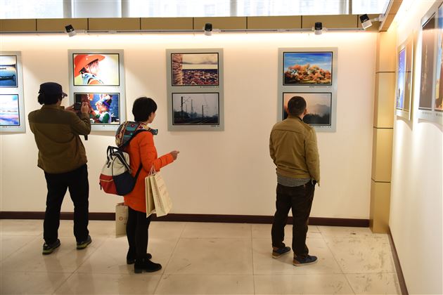 摄影大咖齐聚年会讨论摄影教育 棠外教师影赛获奖彰显艺术底蕴——2017年四川省教育学会摄影专委会年会在我校举行