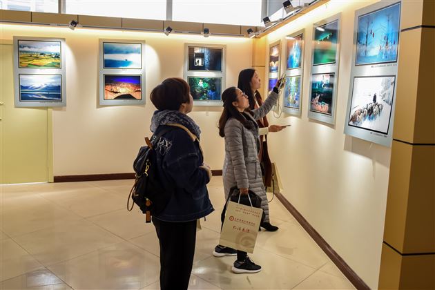 摄影大咖齐聚年会讨论摄影教育 棠外教师影赛获奖彰显艺术底蕴——2017年四川省教育学会摄影专委会年会在我校举行