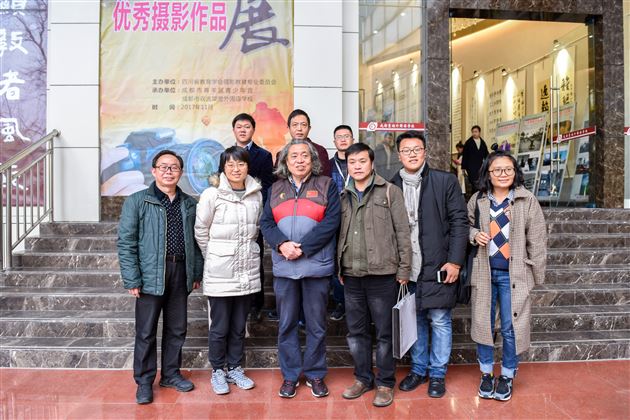 摄影大咖齐聚年会讨论摄影教育 棠外教师影赛获奖彰显艺术底蕴——2017年四川省教育学会摄影专委会年会在我校举行