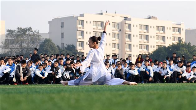体育与艺术的完美结合 青春与活力的生动诠释——棠外初中部举行第四届冬季集体项目运动会