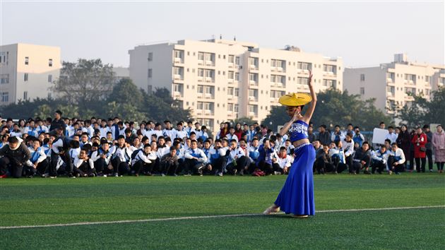体育与艺术的完美结合 青春与活力的生动诠释——棠外初中部举行第四届冬季集体项目运动会