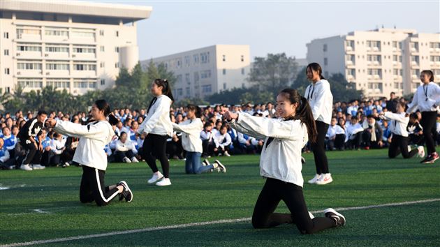 体育与艺术的完美结合 青春与活力的生动诠释——棠外初中部举行第四届冬季集体项目运动会