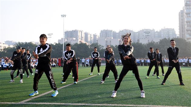 体育与艺术的完美结合 青春与活力的生动诠释——棠外初中部举行第四届冬季集体项目运动会