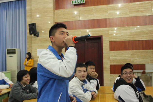 你我参与 为“艾”努力——四川大学华西公共卫生学院学生进校开展防艾讲座