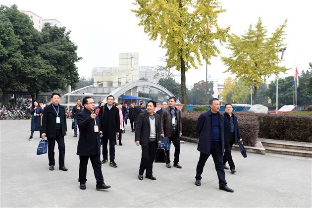 师培出高效 同行学真经——仁寿县教育管理领航人才培养工程成都培训班全体学员到棠外学习经验
