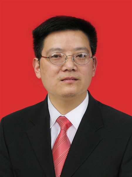 姚 平，男，1965年09月生，1989年8月参加工作，1989年6月加入中国共产党，本科学历，党委委员、副校长兼初中部负责人。