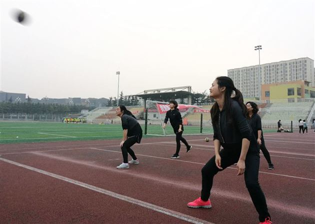 初三辣妈再现女排精神——初三代表队获棠外第一届女教职工气排球比赛冠军