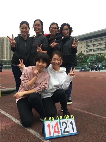 初三辣妈再现女排精神——初三代表队获棠外第一届女教职工气排球比赛冠军