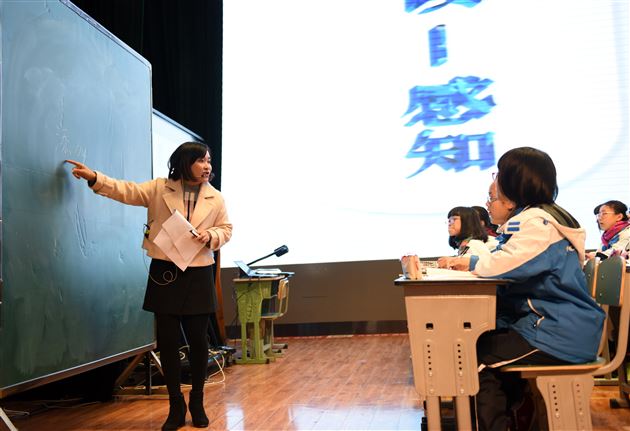 群文阅读破冰驶来 语文课堂纷呈异彩——成都市教科院2017年“文轩杯”初中语文群文阅读课堂大赛在棠外成功举办