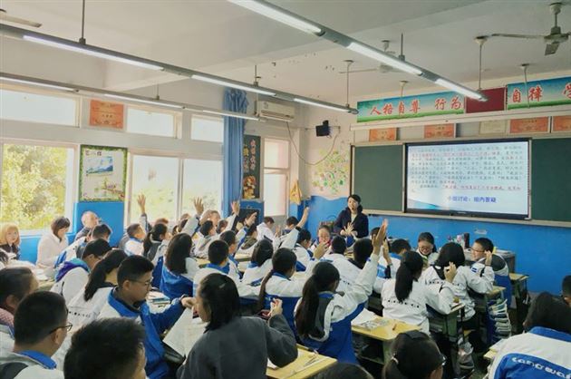 走进课堂当“学生” 家校携手助成长——记初2016级课堂教学改革第二次推进活动