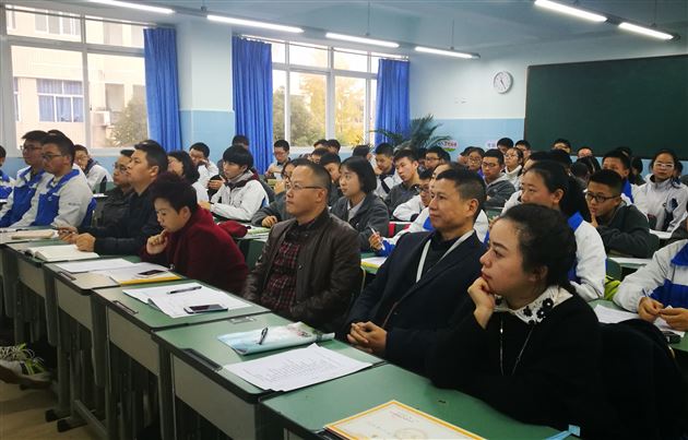 拥抱青春，点燃梦想；牢记使命，自强不息——记高2017级创新班主题演讲比赛