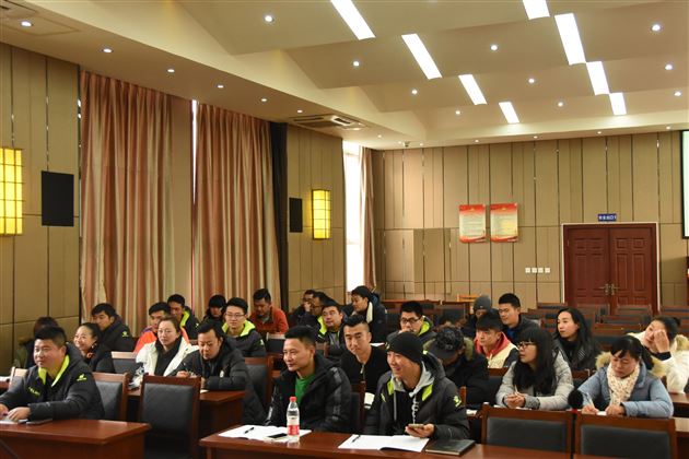 先谋后动 运筹帷幄推课改 走出请进 不拘一格强师培——棠外邀请成都市教科院体育教研员张晓虹老师为全校体育教师开展专题培训