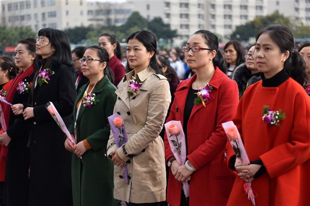 又是一年春光好 正当扬帆起新程——棠外举行2017-2018学年度下期开学典礼暨第108个国际劳动妇女节庆祝表彰大会