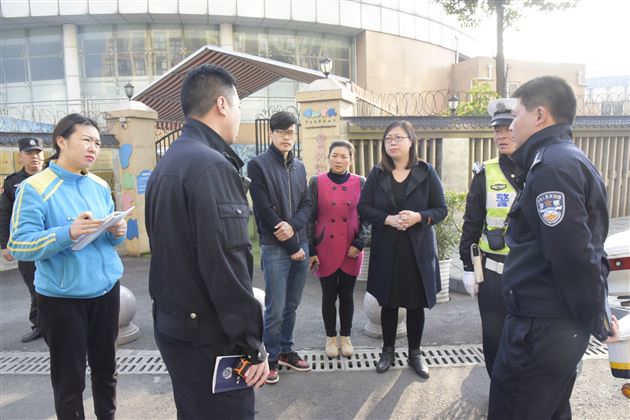三方携手着力解决家长接送孩子停车问题