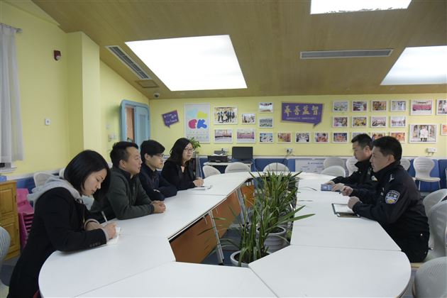 三方携手着力解决家长接送孩子停车问题