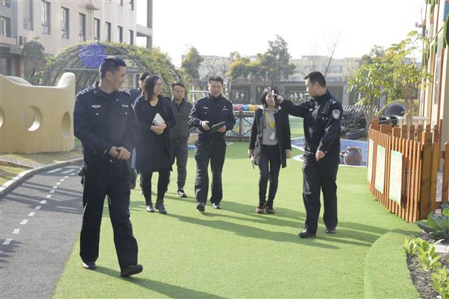 三方携手着力解决家长接送孩子停车问题