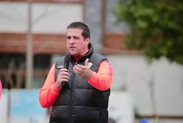 05梯队来自葡萄牙的主教练蒂亚戈先生代表05梯队发表讲话