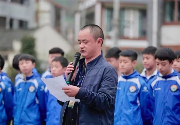 斜源小学牟校长代表校方发言