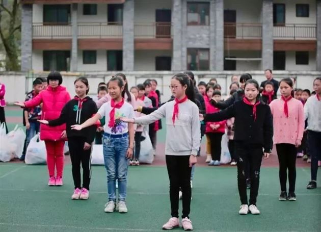 斜源镇小学的节目表演《感恩的心》