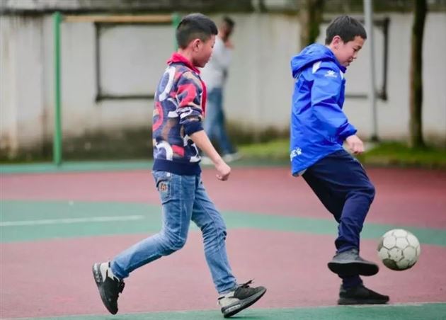 05梯队和斜源小学的小球员交流球技