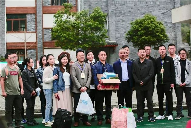 05梯队球员家长为学校赠予的书籍和学习用具