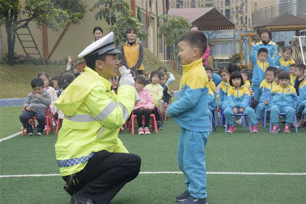 我是“安全小卫士”——记棠外实验幼儿园开展交警进校园社区活动