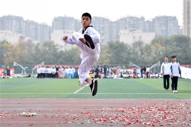 穿越古今展我文化素养 激情运动绽放最美青春 ——棠外初中部举行第十五届田径运动会