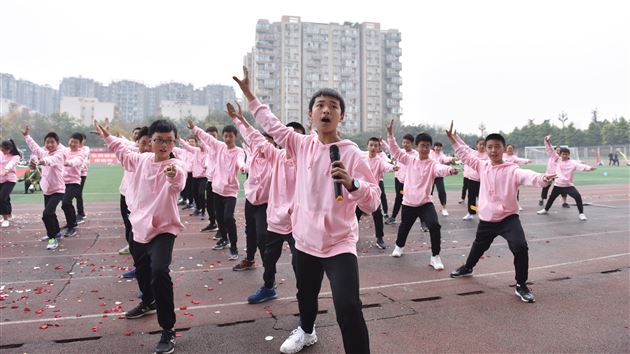 穿越古今展我文化素养 激情运动绽放最美青春 ——棠外初中部举行第十五届田径运动会