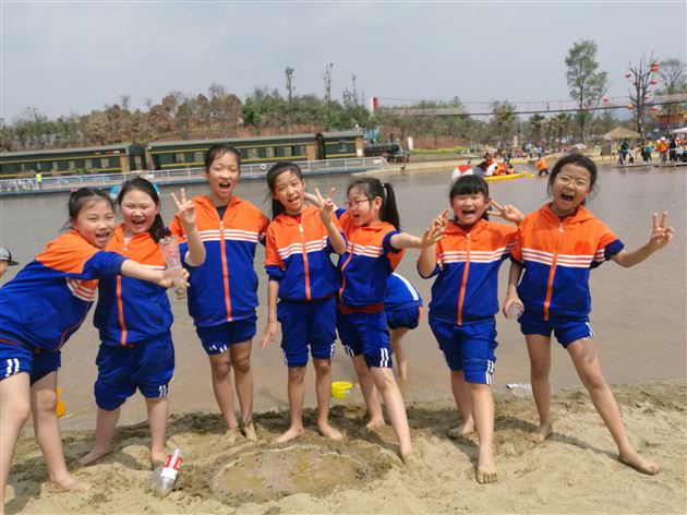 漫步童话森林 感受趣味童年