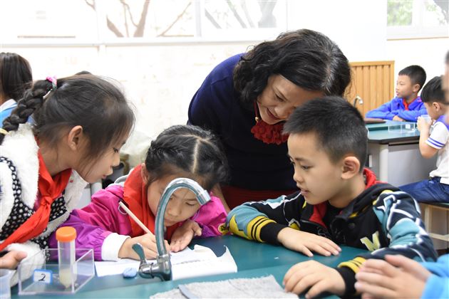 省教科所专家莅临棠外附小指导科技组工作