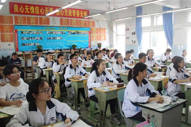 携手交流共同进步——达州一中教师团队来棠外高中部参观交流