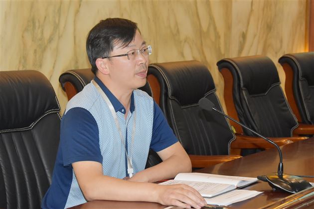 懂法律讲师德细管理促学风——初中支部召开全体党员大会