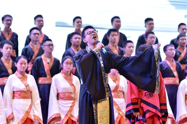 用诗歌吟诵时代的辉煌——高中综合素质培养系列活动