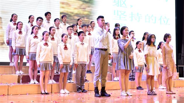 用诗歌吟诵时代的辉煌——高中综合素质培养系列活动