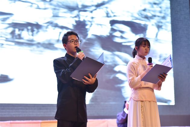 用诗歌吟诵时代的辉煌——高中综合素质培养系列活动