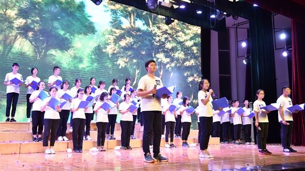 用诗歌吟诵时代的辉煌——高中综合素质培养系列活动