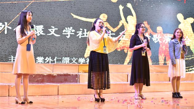 用诗歌吟诵时代的辉煌——高中综合素质培养系列活动