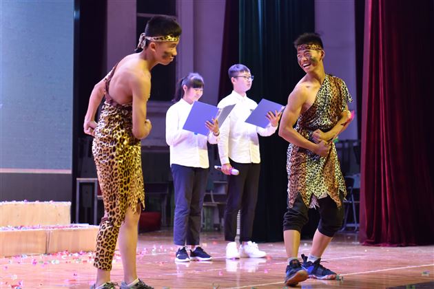 用诗歌吟诵时代的辉煌——高中综合素质培养系列活动