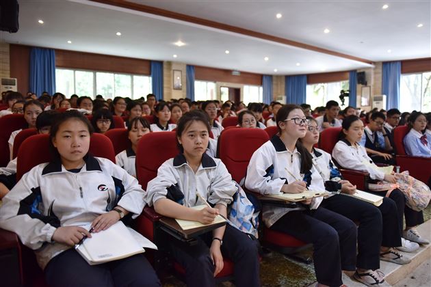 青年励志引领奋进——棠外成功举办2018五四庆典·棠外修身大讲堂·青年励志讲坛