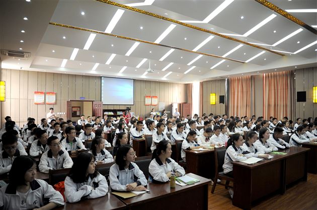 青年励志引领奋进——棠外成功举办2018五四庆典·棠外修身大讲堂·青年励志讲坛