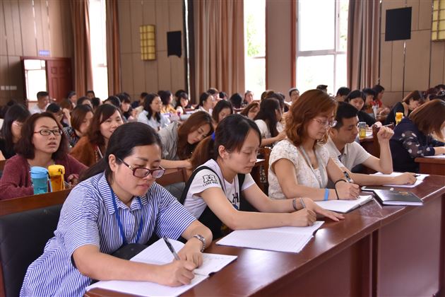 走进书籍——向着明亮那一方——记棠外附小教师发展中心活动