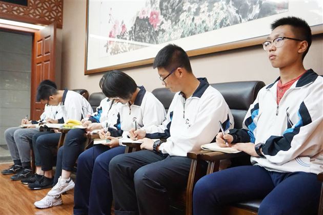 读书之乐何处寻数点梅花天地心——高中教师“共享阅读会”读书沙龙活动圆满举行