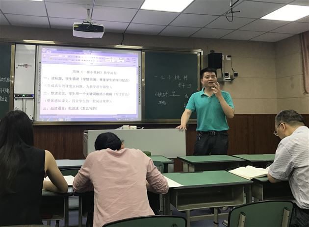 搭建自读桥梁连接课堂内外——记刘勇工作室全员参加特级教师送教活动