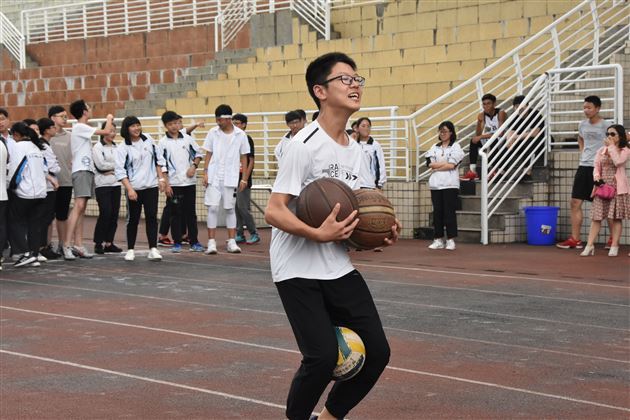 奋斗不止运动不息——记棠外初三趣味运动会